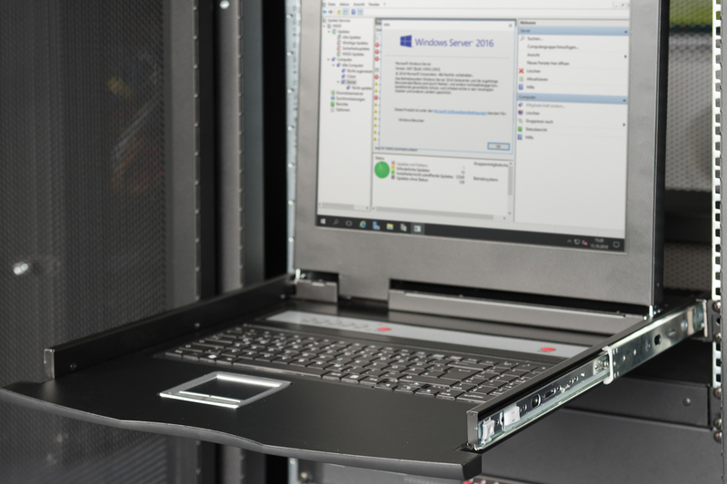 CONSOLE TFT 17" PER RACK 19" CON SWITCH KVM 16 PORTE CAT 5 TASTIERA ITALIANA