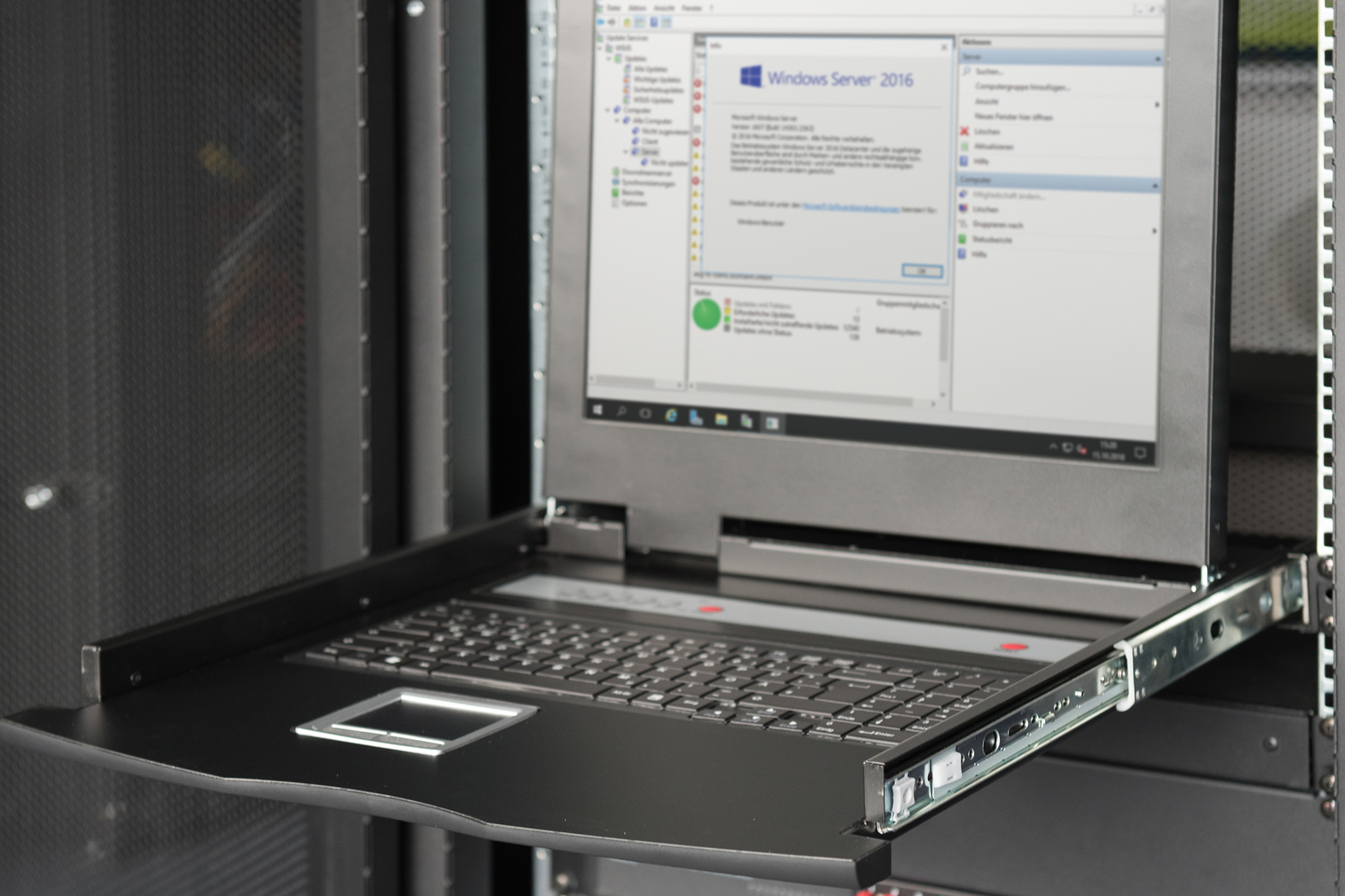 CONSOLE MODULARE CON SCHERMO 19" CON SWITCH 8 PORTE PER INSTALLAZIONE IN ARMADI RACK TASTIERA ITALIANA