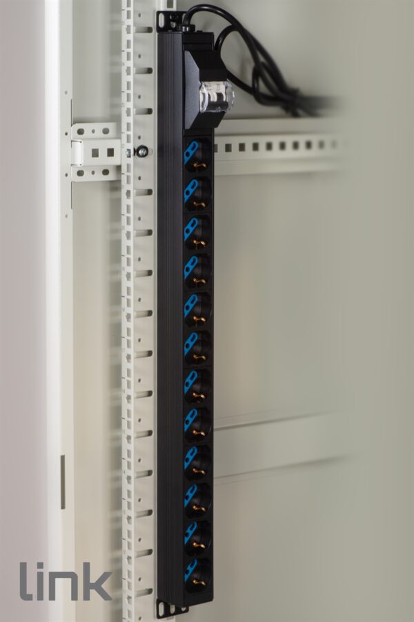 MULTIPRESA VERTICALE A 12 PORTE UNIVERSALI PER ARMADI RACK CON INTERRUTTORE MAGNETOTERMICO