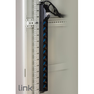 MULTIPRESA VERTICALE A 12 PORTE UNIVERSALI PER ARMADI RACK CON INTERRUTTORE MAGNETOTERMICO
