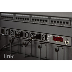 MULTIPRESA19" 8 PORTE IEC C13 FEMMINA CONTROLLO TRAMITE IP CON DISPLAY PER VOLT E AMPERE E SENSORI AMBIENTALI TEMPERATURA E UMIDITA'