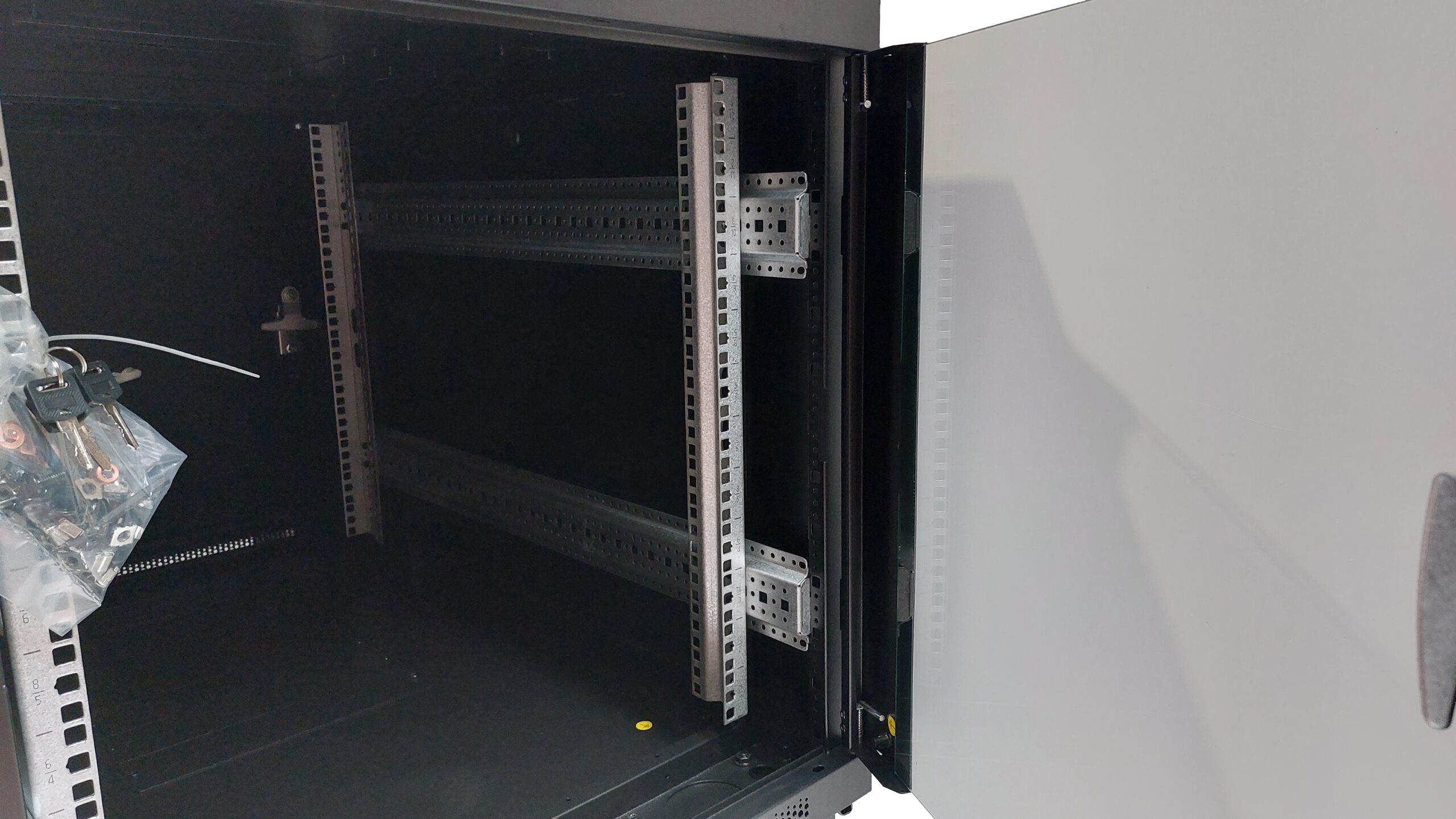 ARMADIO RACK 19" 12 UNITA' (A)700X (L)600 X PROFONDITA' 1000 MM. COLORE NERO PORTA VETRO