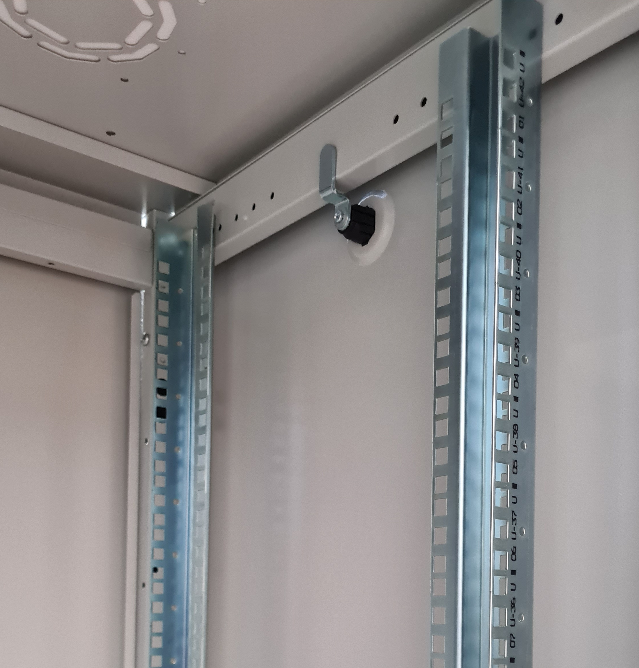 ARMADIO RACK PER RETI 19" 26U (A)1291, (L)600, (P)600 COLORE GRIGIO PORTA TRAFORATA SERIE EAVI