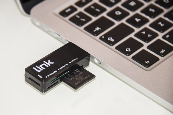 MINI LETTORE CARD USB 3.0 FINO A 5 GBPS LETTURA SIMULTANEA DI 4 SCHEDE T-FLASH, MICRO SD, SD, MMC, RS-MMC, MS, MS PRO, MS, MS DUO