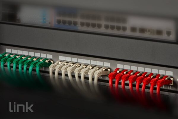 PANNELLO PATCH PER RETI CON 24 PORTE RJ45 CAT 6 SCHERMATO 19" COLORE NERO